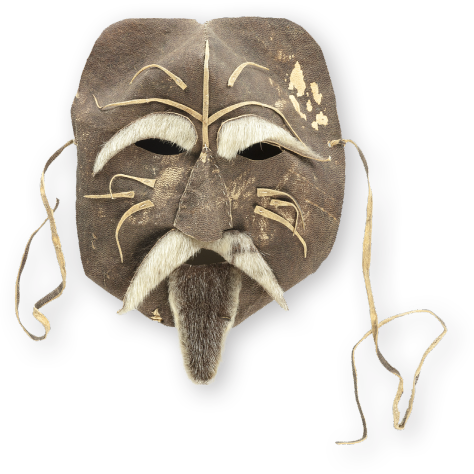 Masque en cuir brun, vu de face, avec des ouvertures pour les yeux et des sourcils, une moustache et une barbichette en fourrure. Le masque est orné de motifs de cuir en relief et est muni de cordons en cuir pour l'attacher.